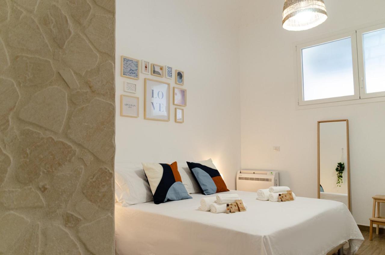 Modern Stone Apartment In The Heart Of Bari Exterior photo