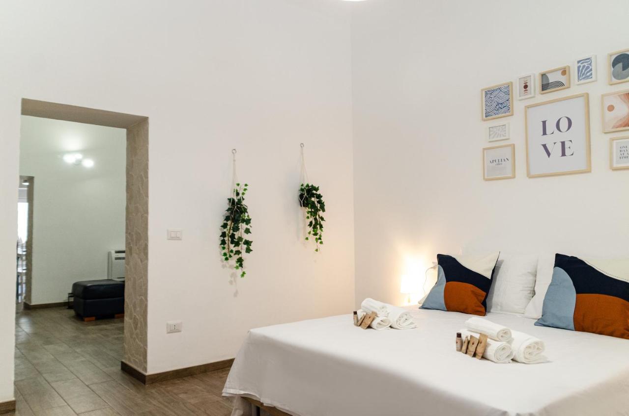 Modern Stone Apartment In The Heart Of Bari Exterior photo
